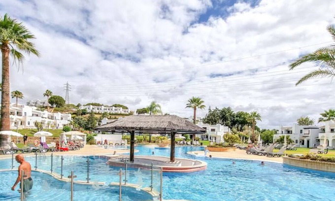 Urbanizacao dos Calicos Apartment | Spacious 3bed/2b, Ground Floor Corner apt. Big Garden, Close to shops and beach