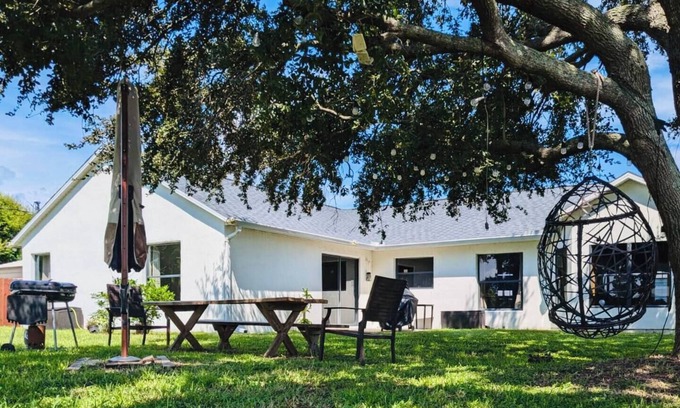 Port Malabar House | Spacious 3bed 2bath: 4k TV in all rooms, Fenced Backyard, BBQ, Games, Workspace