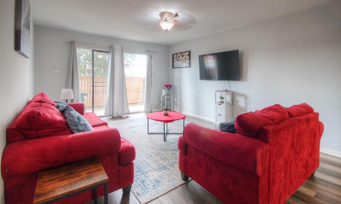 South Main Apartment | Spacious 3BR, 2BA Condo near Medcenter & NRG