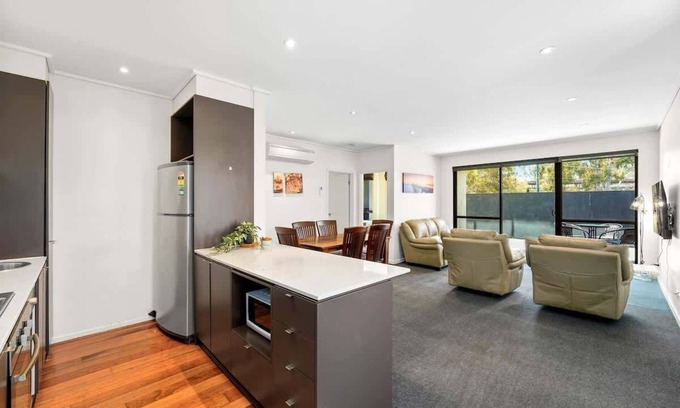 Glen Waverley Apartment | Spacious 3BR Apt at Central Glen Waverley with parking