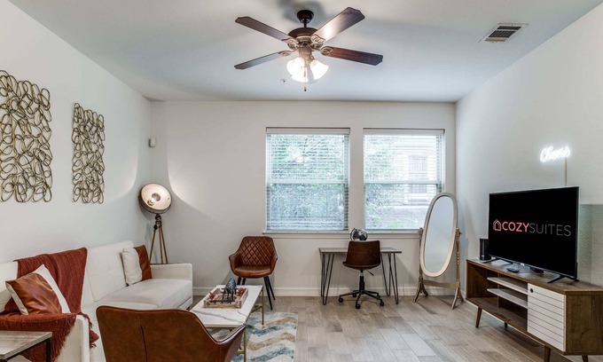 North University House | Spacious 3BR CozySuites in Central Austin by UT 02