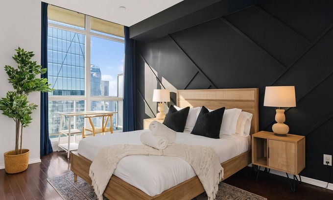 Downtown Toronto Hotel | Spacious 3BR - Free Parking - City View - Pool - Gym