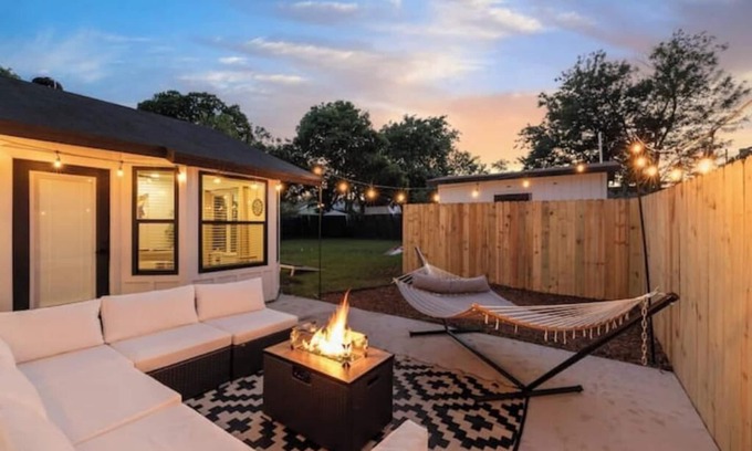 St. Edwards House | Spacious 4/2 home, pool table, bbq, firepit
