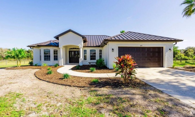 Braden River House | Spacious 4/2 with pool/spa near Myakka Park 30 min from Beaches