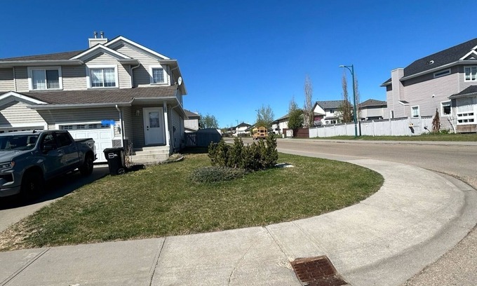 Southeast Edmonton House | Spacious 4 Bdm Duplex