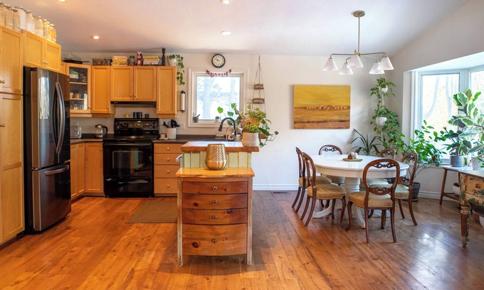 Elora House | Spacious 4 Bdrm Riverfront Home in the Heart of Elora: 8 min walk to the Mill!
