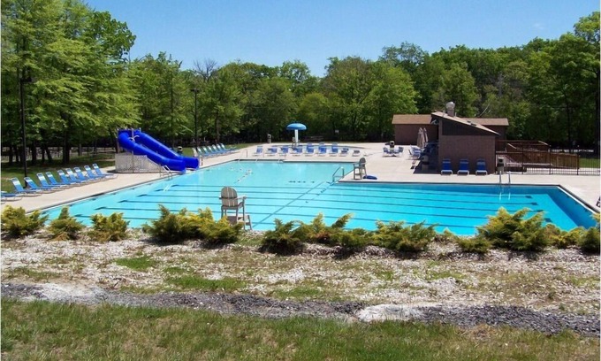 Dingmans Ferry House | Spacious 4 bdrm w/sauna, pool table, Roku TV & Wi-Fi