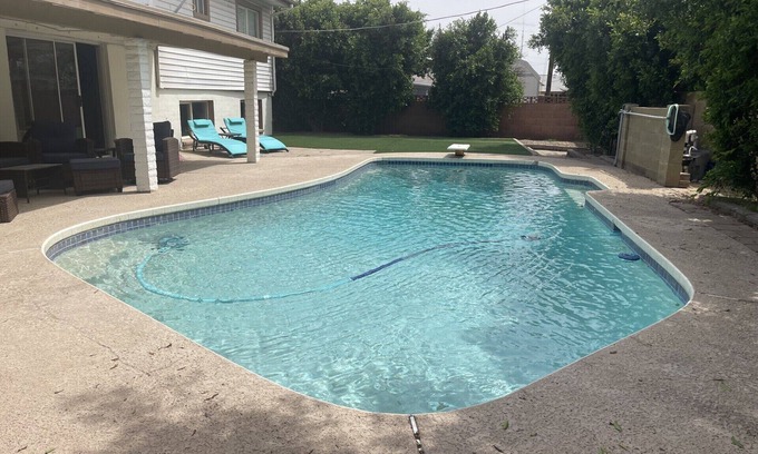 Alhambra House | Spacious 4-bed/3-Bath house by GCU with pool/yard/lawn