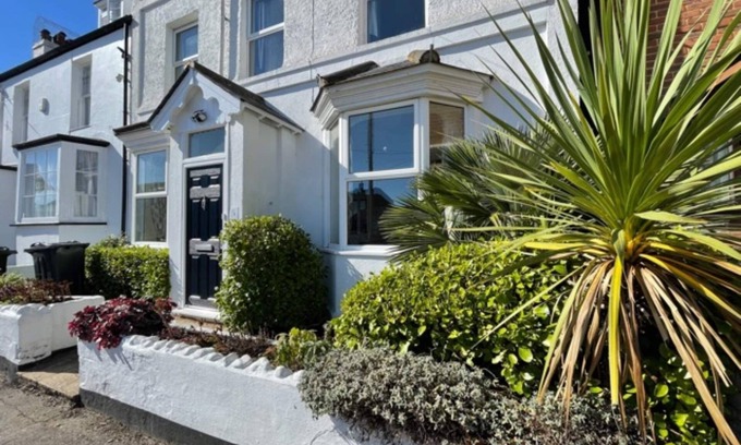 Pevensey House | Spacious 4-Bed Beach Retreat for Families – Steps from the Shore in Pevensey Bay