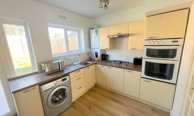 Bensham Manor House | Spacious 4-Bed House in Thornton Heath