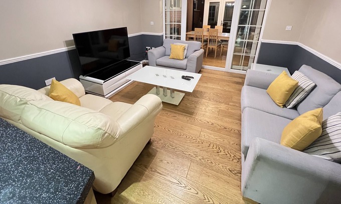 Sittingbourne House | Spacious 4 Bed House sleeps 8