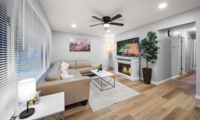 Clawson House | Spacious 4 Bed Room Haven in Clawson Near Bham