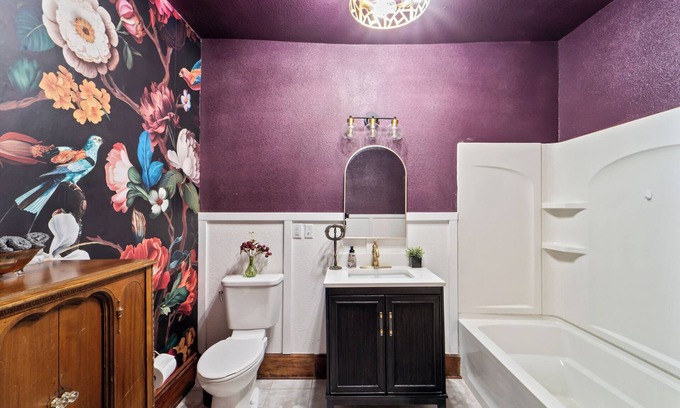 Des Moines House | Spacious 4-bedroom 2ba classy house ready to host your large group!