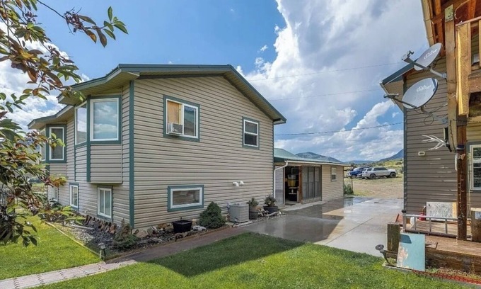Gardiner House | Spacious 4-bedroom 3 bathroom house- 10 miles from Yellowstone