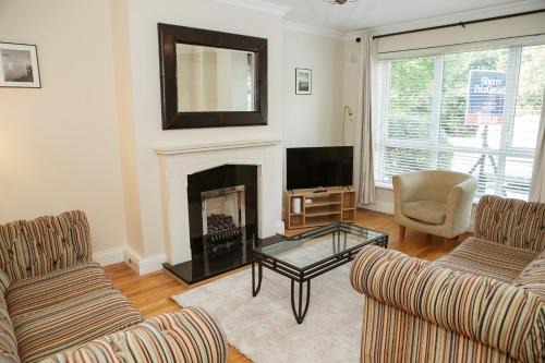 Roscoe House | Spacious 4 Bedroom & 4 Bathrooms