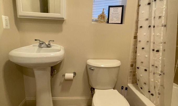 Southwest Apartment | Spacious 4-bedroom apartment with AC, WiFi in amazing Washington DC
