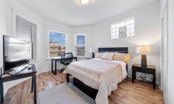 Woodlawn Apartment | Spacious 4-bedroom apartment in fabulous Chicago with WiFi, AC