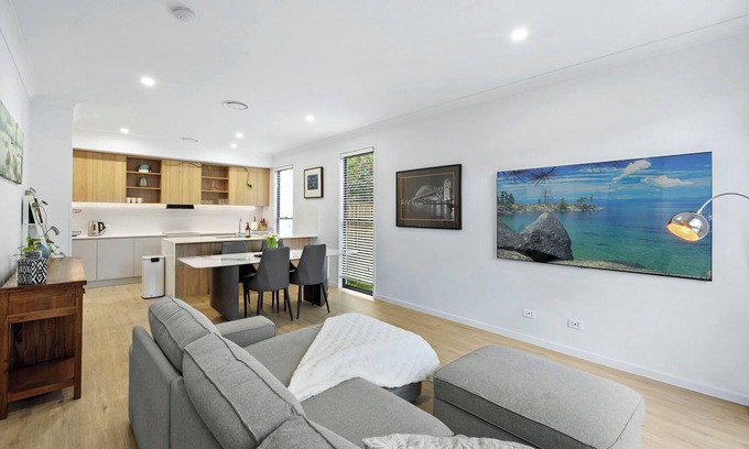 Gold Coast House | Spacious 4 Bedroom Retreat in Quiet Pocket