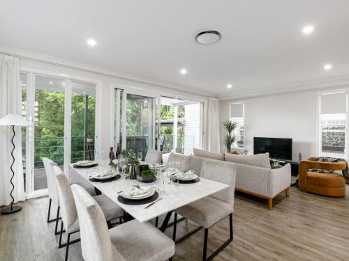 Bardon House | Spacious 4-Bedroom Bardon Retreat Across 2 Levels