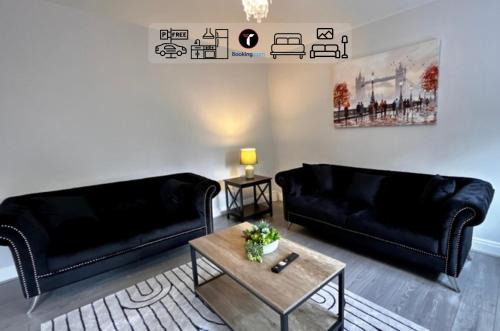 Rushmoor District House | Spacious 4 Bedroom By Tara Stays Short Lets & Serviced Accommodation Aldershot With Free WiFi & Garden