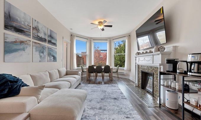 Wrigleyville Condo | Spacious 4-bedroom condo in wonderful Chicago with WiFi, AC