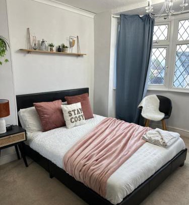 Coventry House | Spacious 4 Bedroom Contractors Friendly Home in Coventry Near Jaguar Land Rover & City Centre