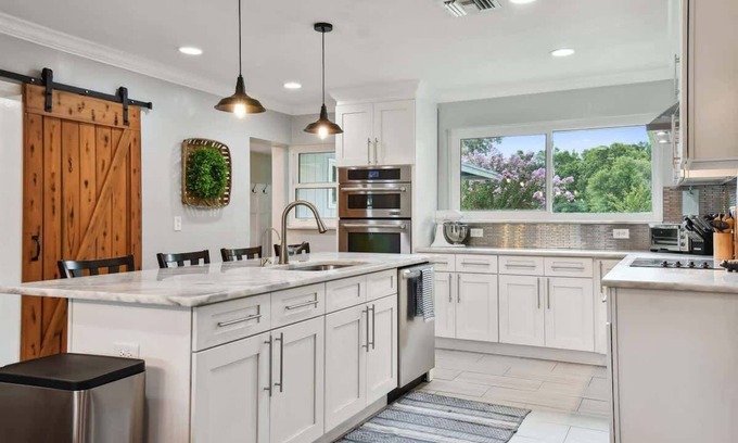 Lake Magdalene House | Spacious 4 Bedroom Entire Home, Tampa, Fire Pit