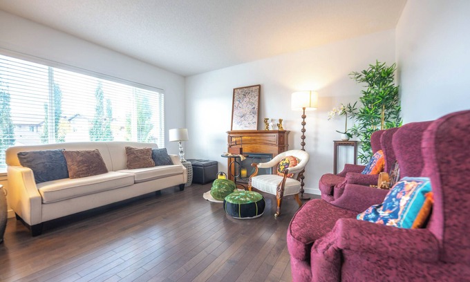 Cochrane House | Spacious 4 Bedroom for Family Trip & Hot tub