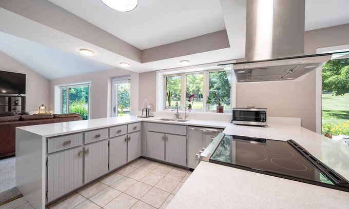 Plato Center House | Spacious 4-bedroom getaway with beautiful patio garden & fitness room, Wifi