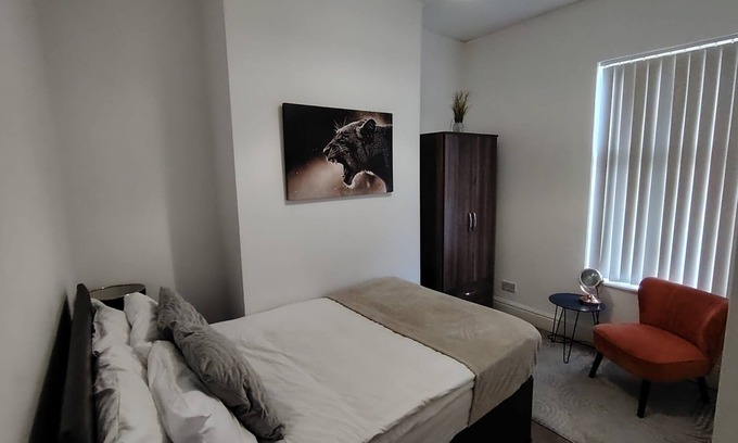 Liverpool House | Spacious 4-Bedroom House with 4 Bathrooms Near Liverpool City Centre