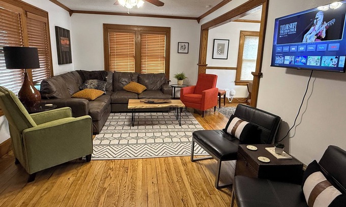 Des Moines House | Spacious 4-bedroom house central to Des Moines near Drake Univ. Fenced yard