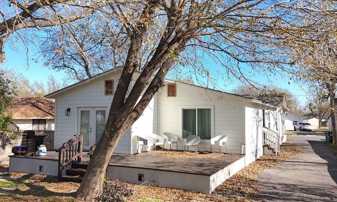 San Marcos House | Spacious 4-bedroom house 4 mintue drive from the river and The Square!
