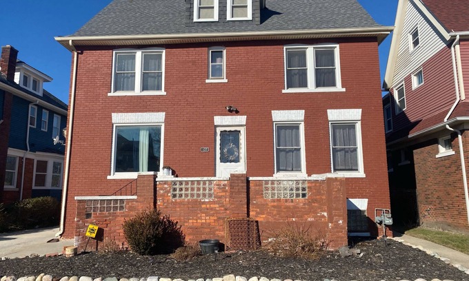 Detroit House | Spacious 4-bedroom Historic house with WiFi in heart of Detroit/Free Parking!