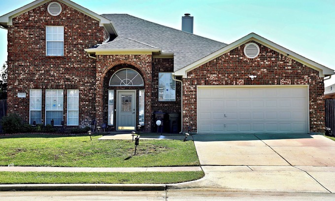 Southeast Arlington House | Spacious 4-bedroom house with AC, Wi-Fi superb in the Heart of Arlington, TX!