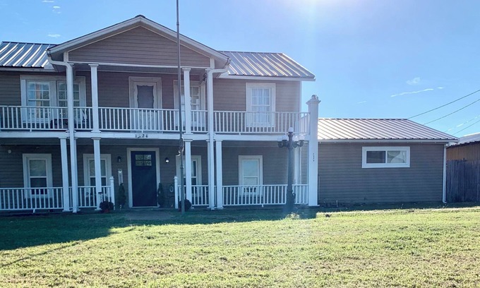 Navarro County House | Spacious 4-bedroom house in Corsicana with beautiful country views.