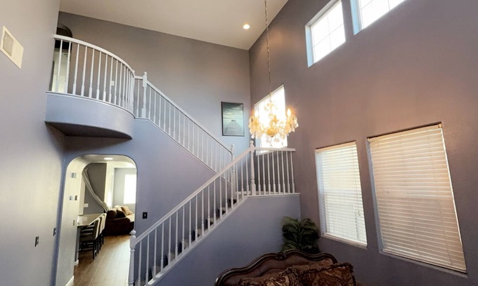 Hood House | Spacious 4-bedroom house in brilliant Elk Grove with AC, WiFi