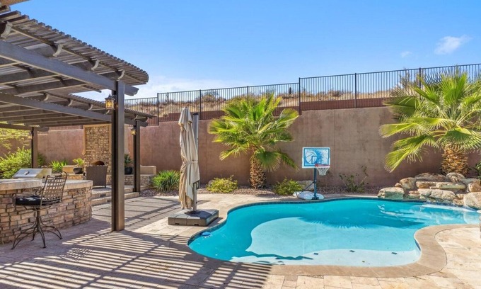 Anthem House | Spacious 4-bedroom home with a resort style backyard in Anthem Country Club!