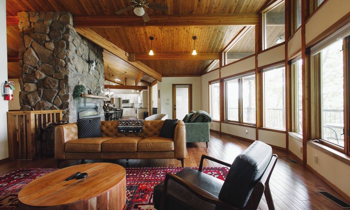 Eastman House | Spacious 4-bedroom home overlooking Mississippi River, hot tub, fireplace, WiFi