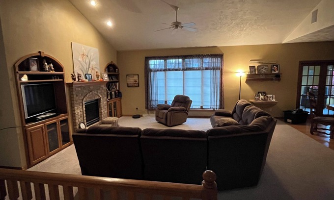 Village of Harrison House | Spacious 4-bedroom house. 23 miles to Lambeau Field and 21 miles to EAA Oshkosh