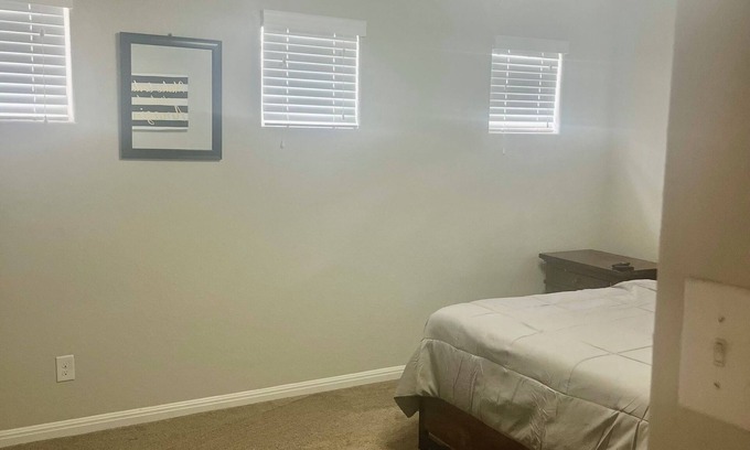 Universal City House | Spacious 4-bedroom house with WiFi and AC in cool Converse