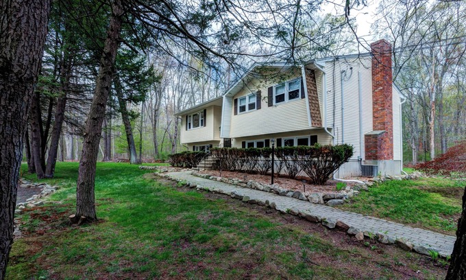 Guilford House | Spacious 4-bedroom house with AC, WiFi in welcoming Guilford