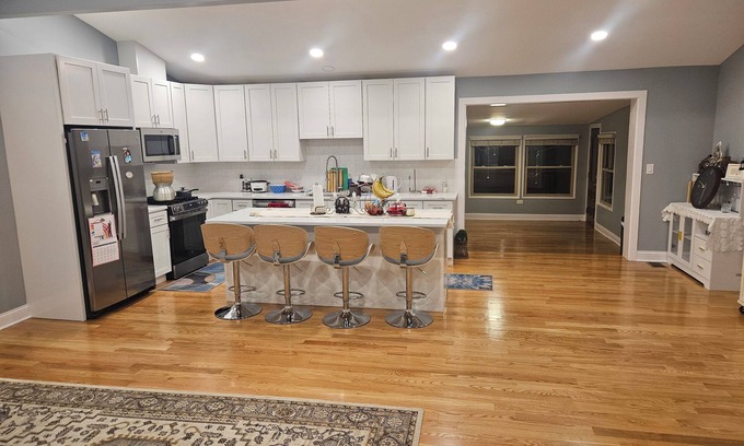 Norwood Park House | Spacious 4-bedroom house in awesome Chicago with WiFi, AC