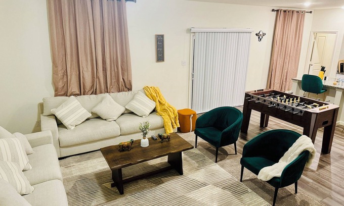 Crowley House | Spacious 4-bedroom house in serene Crowley with WiFi, AC