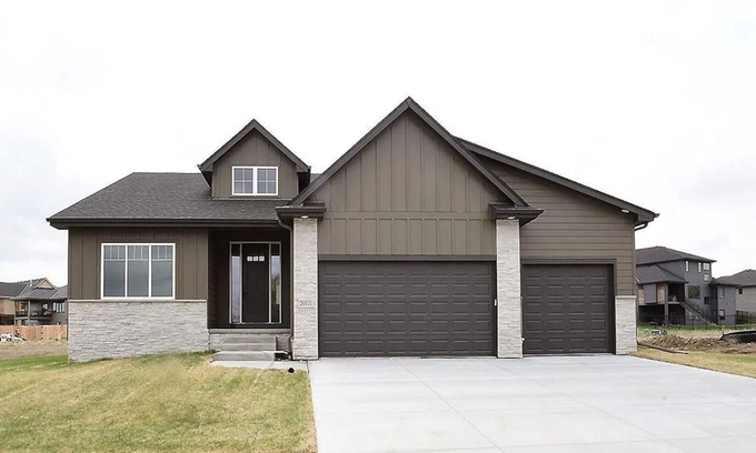 Elkhorn House | Spacious 4-Bedroom House with 3 Bathrooms in West Omaha.