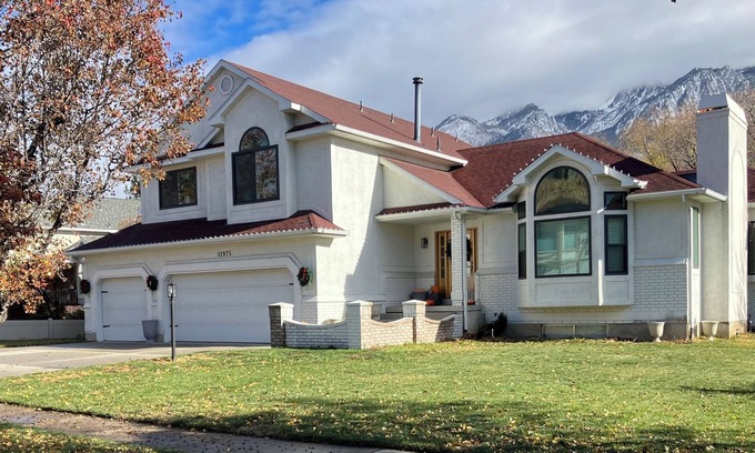 Sandy House | Spacious 4-bedroom house in a quiet neighborhood in a centralized location