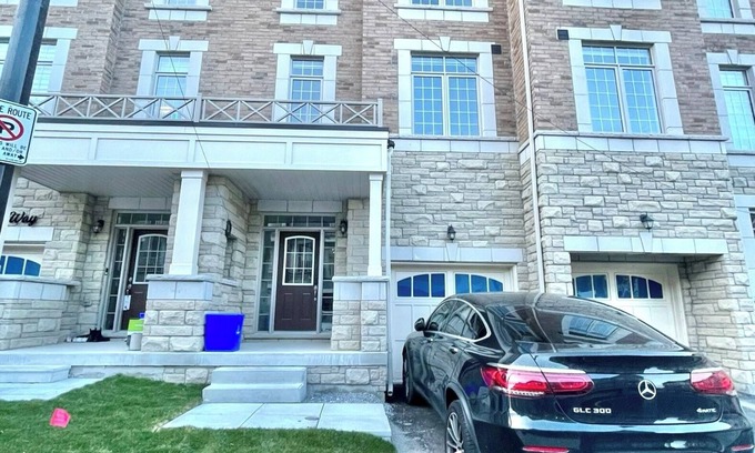Markham House | Spacious 4 Bedroom Markham Townhouse with 2 Ensuite and King Memory Bed