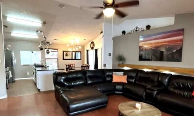 Westgate Heights House | Spacious 4 Bedroom Oasis with Pool Table, Backyard Paradise,š„¶AC, and Fast WiFi!