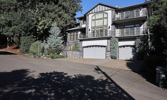 Sunnyside House | Spacious 4-bedroom house with AC, fitness room in charming Happy Valley