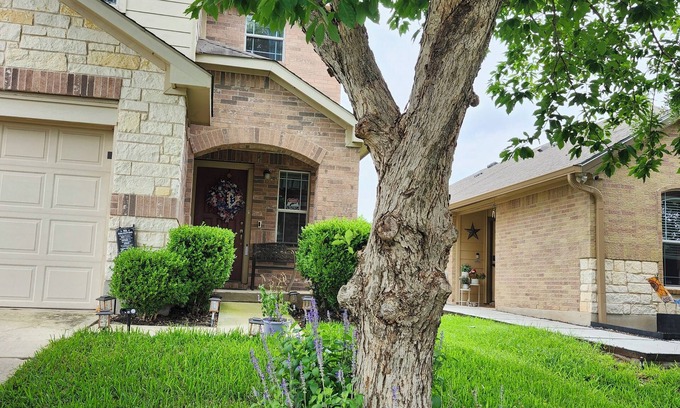Manor House | Spacious 4-bedroom house with WiFi, AC and Heat, in welcoming Pflugerville.