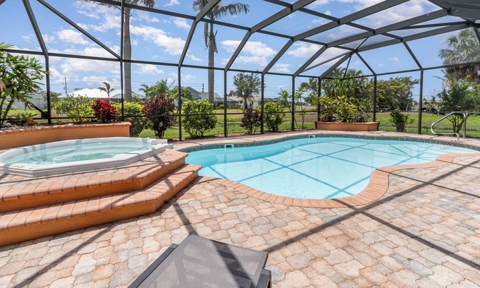Pinehurst House | Spacious 4-bedroom house with turquoise Pool and Spa on the water